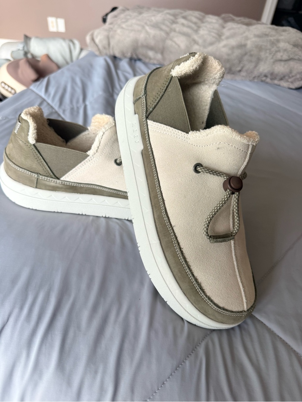 Reef Slip-On Men's Loafers in Beige and Olive with Warm Lining